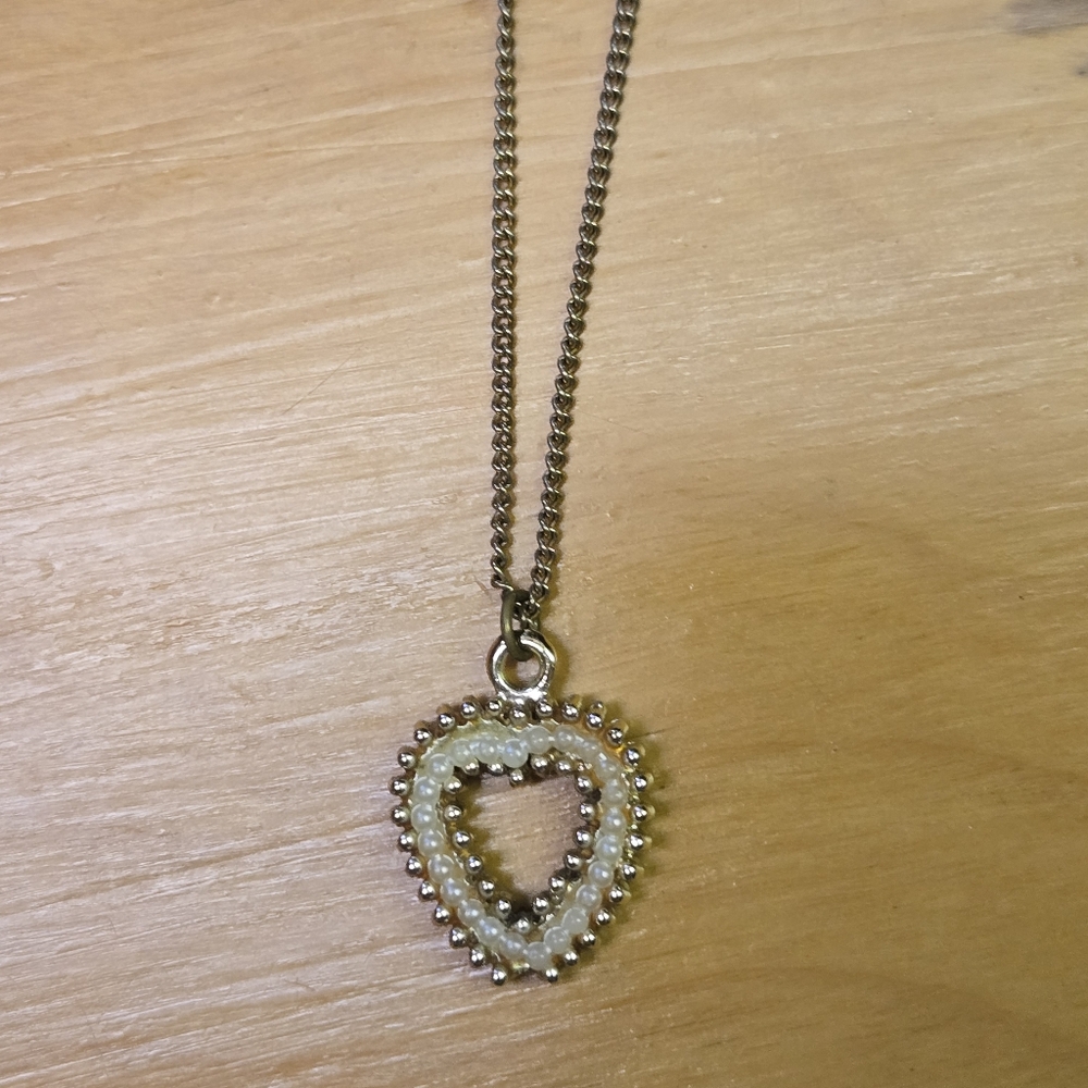 Vintage gold tone faux pearl heart necklace
